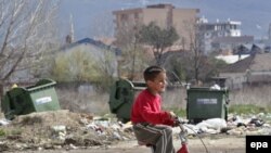 Një djalë kosovar vozit këmbëzbathur biçikletën e tij pa rrota