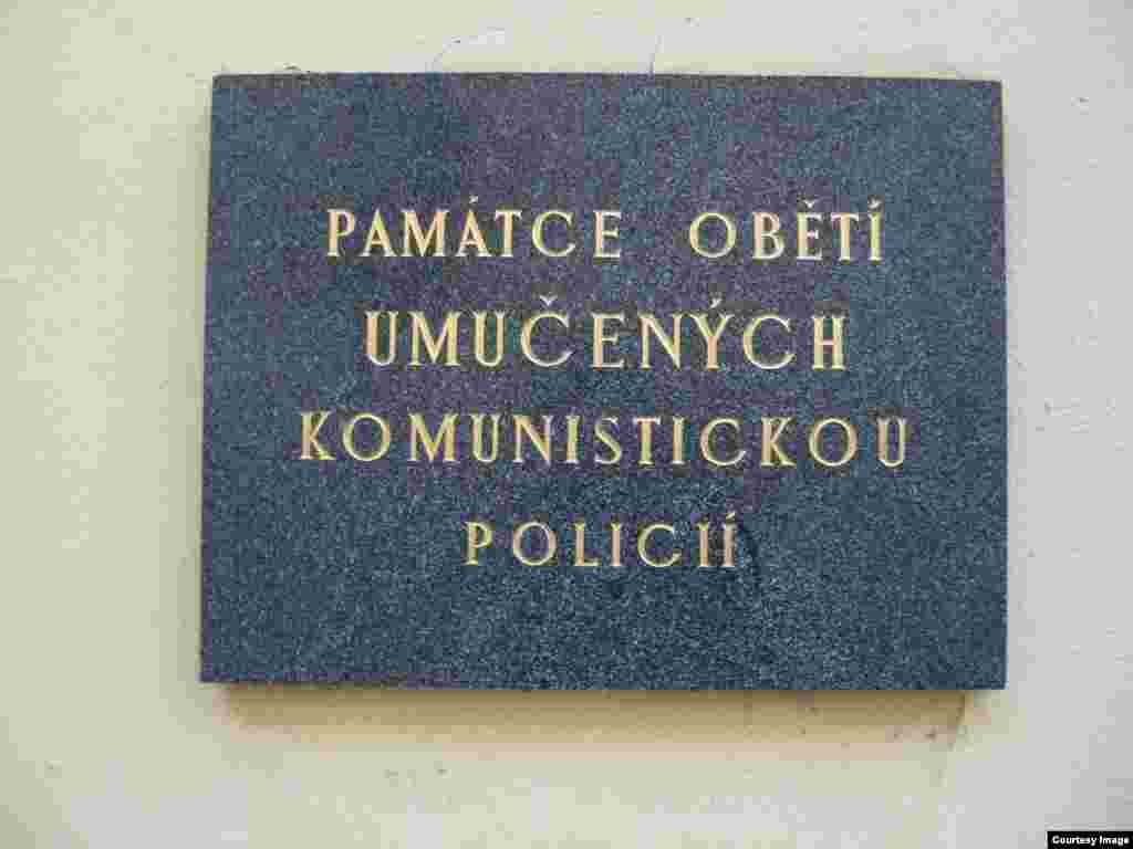 Мемориальная табличка на здании бывшей военной тюрьмы: &quot;В память о тех, кто умер от пыток коммунистической полиции&quot;.