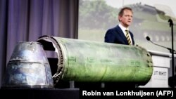 Procurorul Fred Westerbeke, prezentând o parte a rachetei Buk, având numărul de serie pe ea, care a fost lansată spre avionul de pasageri MH17