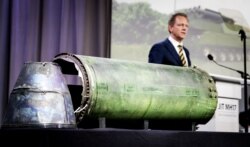 Голова міжнародної Спільної слідчої групи Фред Вестербеке під час доповіді щодо збитого на Донбасі «Боїнга» і загибелі 298 людей, у тому числі 80 дітей. А на столі частини ракети російської установки «Бук», яка знищила літак рейсу MH17. Нідерланди, 24 травня 2018 року