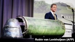 Racheta BUK cu care separatiștii ruși au tras în zborul MH17, prezentată de procurorul olandez Fred Westerbeke în 2018.