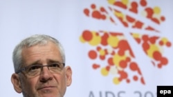 The president of the International AIDS Society, Julio Montaner, accused the leading developed and developing countries of failing to carry on the fight to the next stage.