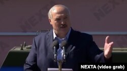 Alyaksandr Lukashenko zavoda çıxış edərkən, Minsk Traktor Zavodu, 17 avqust 2020