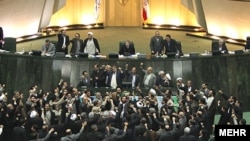 Majles (parlament) pozvao je članove na suđenje Musaviju i Karubiju, Teheran, 15. februar 2011.