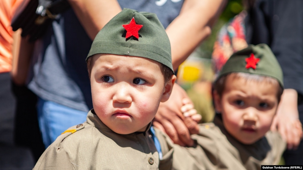 "Ўлмас полк" юришида Қирғизистоннинг амалдаги ва собиқ президентлари иштирок этди (ФОТО)