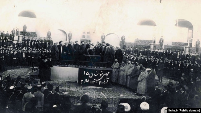 نشست مجلس موسسان در زمان رأی به انحلال سلطنت قاجار و آغاز پادشاهی پهلوی