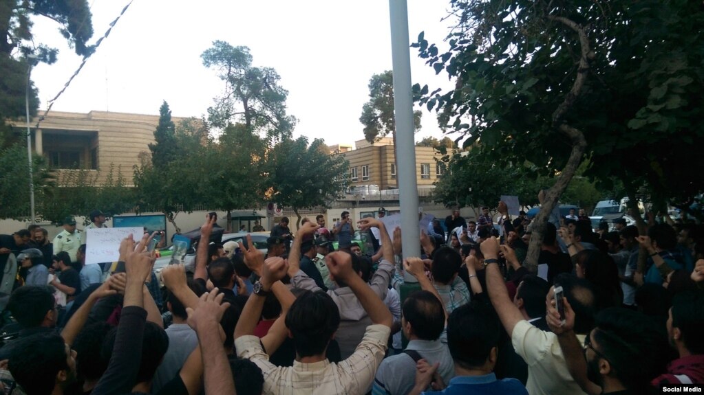 تصویری از تجمع اعتراضی روز شنبه در برابر سفارت ترکیه در تهران