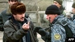 Чеченец и российский военный, январь 2000
