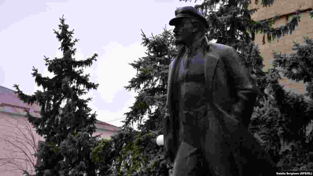 O statuie a lui Vladimir Lenin în fața unei instituții găgăuze
