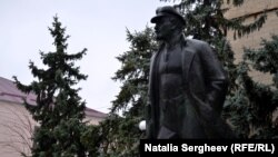 Statuia lui Lenin în fața administrației de la Comrat