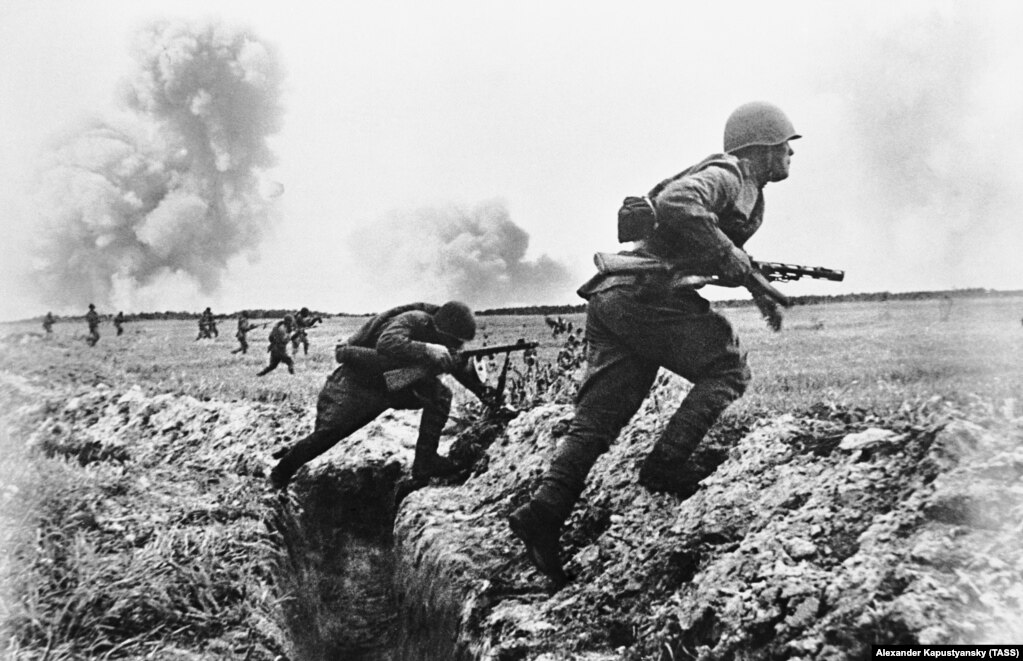 Чабуулга чыгып бара жаткан жоокерлер. 1-июнь, 1943-жыл.