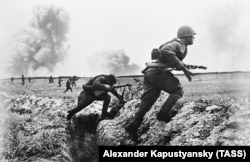 1 июня 1943 года. Великая Отечественная война. Солдаты идут в атаку