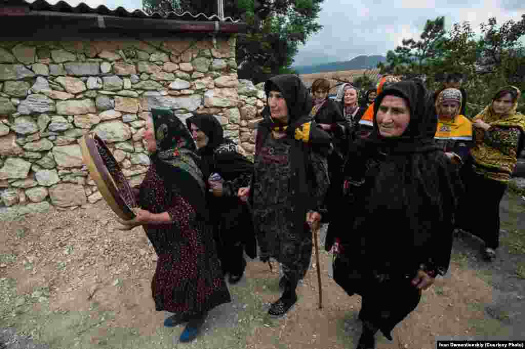 The next day, village women bring the bride to the wedding banquet.&nbsp;