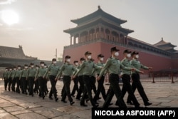 Военнослужащие Народно-освободительной армии Китая маршируют в центре Пекина в день открытия Всекитайского собрания народных представителей – контролируемого компартией парламента страны