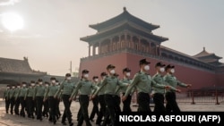 Kínai katonák a pekingi Tiltott Város bejáratánál, 2020. május 21-én.