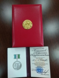 2017йил декабрида Шавкат Мирзиëев Абдуғани Сангиновнидавлат медали билан тақдирлаган.