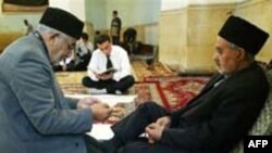 Müsəlman kişilər Bakıda namaz qılır