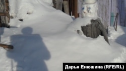 Снеговик возле дома Жуковых