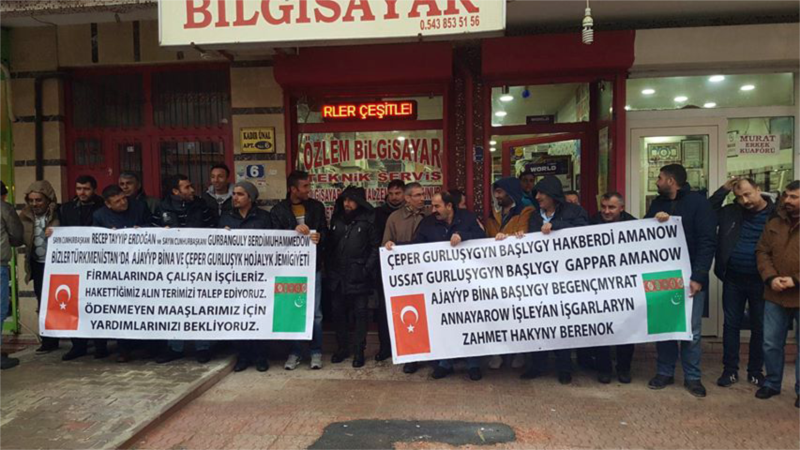 Türk işçileriniň protesti türkmen ilçisiniň töwellasy bilen togtadyldy