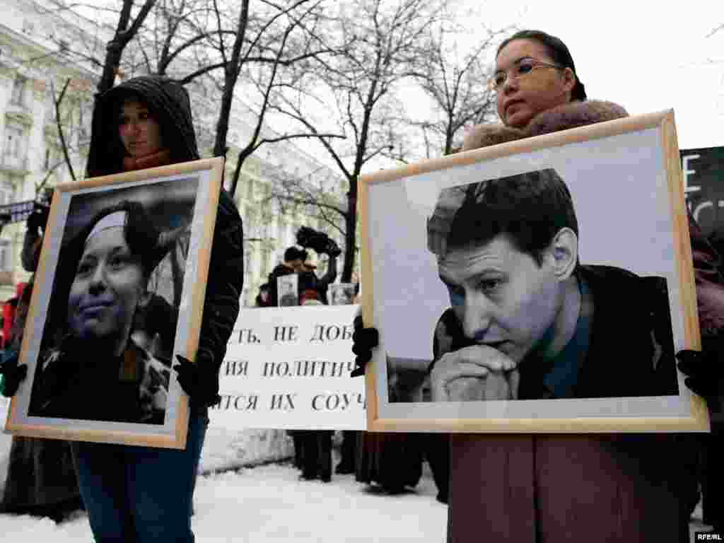 15 февраля 2009 года в Москве прошла акция памяти адвоката Станислава Маркелова и журналистки Анастасии Бабуровой, убитых в центре российской столицы месяц назад. Вначале сотни людей собрались у Дома журналистов у начала Никитского бульвара.