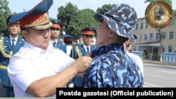 IIV mulozimlari¸ ishdan olinganlar orasida IIV Qorovul qo‘shinlari qo‘mondoni, general-mayor Dmitriy Pan ham borligini aytmoqda.