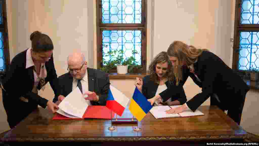 Міністр культури Чехії Даніель Герман та заступник міністра культури України Тамара Мазур підписують договір про співпрацю у сфері культури між двома країнами