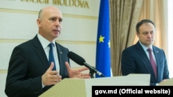 Молдова премьер-министрі Павел Филип (сол жақта) пен парламент спикері Андриан Канду.