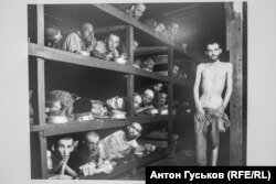 "Узники концентрационного лагеря Бухенвальд. Многие из заключённых умерли от истощения до освобождения". 16 апреля 1945 г. Фото Х. Миллер (Армия США)