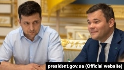Президент Украины Владимир Зеленский (слева) и глава Администрации президента Андрей Богдан. Киев, 21 мая 2019 года
