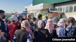 Ayollar o‘rtasida turgan qora kiyimli erkak o‘zini "hokimiyat vakili Sanjar" deb tanishtirgan.