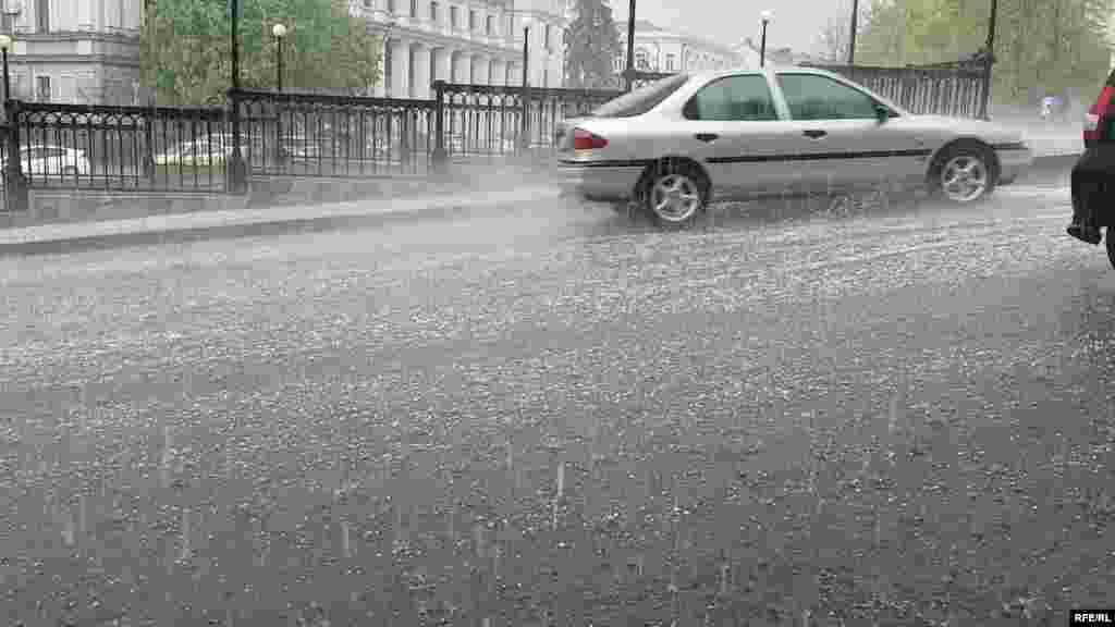 ადგილობრივების თქმით, სეტყვა დაახლოებით 15-20 წუთს გაგრძელდა.