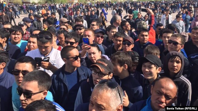 Митинг в Атырау против продажи земель иностранцам. 24 апреля 2016 года.