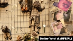 Стена кукол, посвященная жертвам фемицида, Милан (художница – Джо Скуилло)