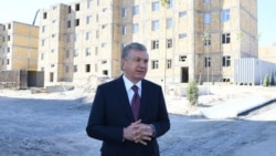 Өзбекстан президенті Шавкат Мирзияев көпқабатты үйлер құрылысы алаңында. Әндіжан аймағы, 22 мамыр 2020 жыл.