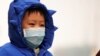پسر بچه‌ای در شانگهای در حالی که در اوج شیوع ویروس کرونا ماسک بر صورت زده است. در ۱۵ فروردین نیمی از جمعیت جهان در قرنطینه قرار گرفته و یک میلیون نفر به ویروس کرونا مبتلا شده‌اند.