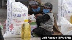 آرشیف- کمک مواد خوراکی از سوی یک تاجر ملی برای فامیل های نادار 