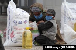 توزیع کمک‌ها از سوی افراد خیرخواه و تجار ملی در جریان همه‌گیری ویروس کرونا