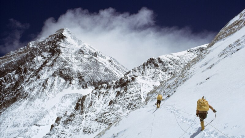 Nepal zabranjuje planinarima bez pratnje penjanje na Mont Everest