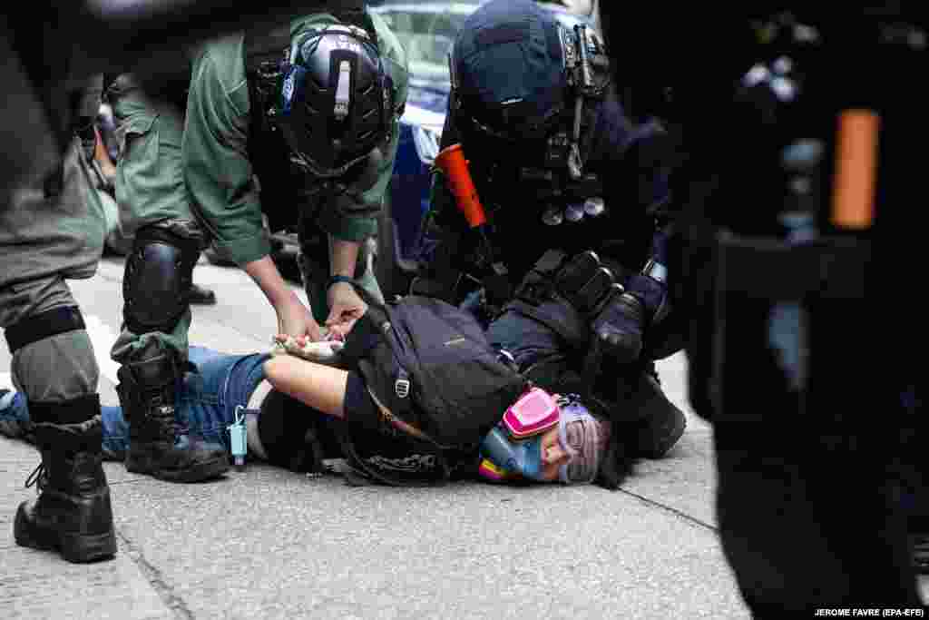 КИНА - Полицијата во Хонг Конг денеска употреби солзавец против демонстрантите собрани пред парламентот на протест против предлог законот за кинеската химна. Ако се донесе, секој што ја навредува кинеската национална химна ќе се соочи со парична казна од 5.237 фунти и со три години затвор.