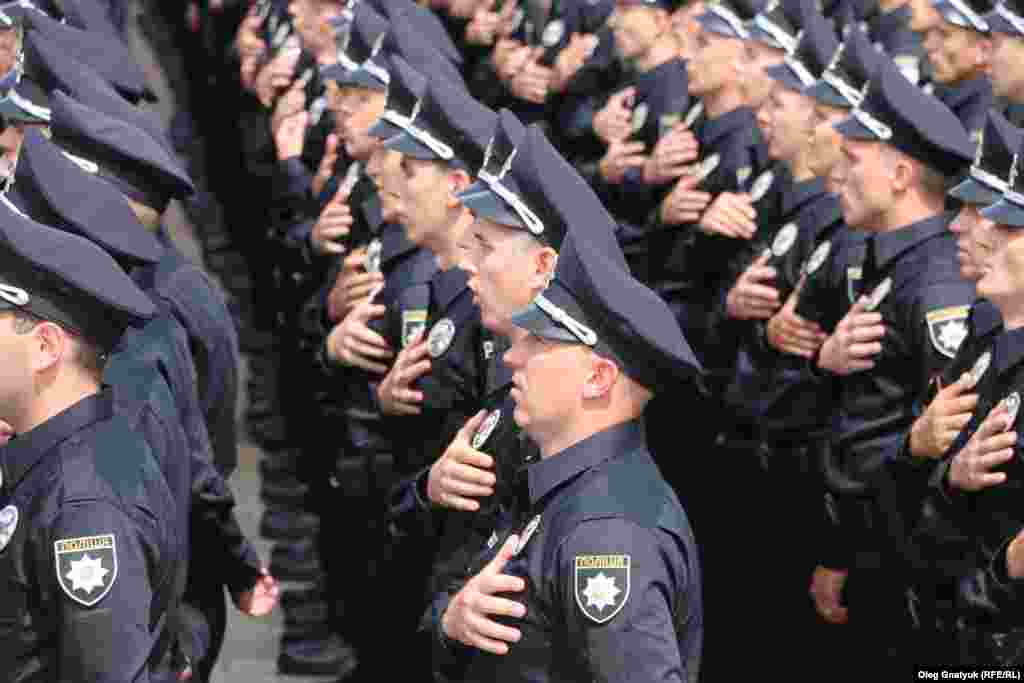 Полицейские поют гимн Украины, держа руку на сердце