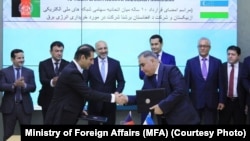 افغانستان موافقتنامۀ ده سالۀ خریداری برق از ازبیکستان را امضا کرد.