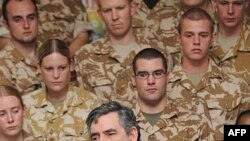 Суханронии сарвазир Гордон Браун дар назди низомиёни бритониёӣ дар пойгоҳи низомии канори шаҳри Басра (Ироқ), декабри соли 2007