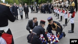 Президент Франции Франсуа Олланд возложил венки к памятнику бывшему президенту Франции, генералу Шарлю де Голлю
