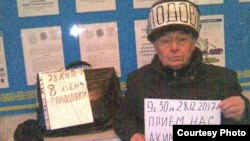76-летний Владимир Тарасов проводит акцию протеста в виде «мокрой» голодовки в тамбуре здания акимата Восточно-Казахстанской области. Усть-Каменогорск, 28 декабря 2017 года. Фото предоставлено Азаттыку Валентиной Тарасовой. 