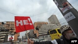 Sa protesta u Beogradu protiv prihvatanja sporazuma sa Kosovom, 8. april 2013.