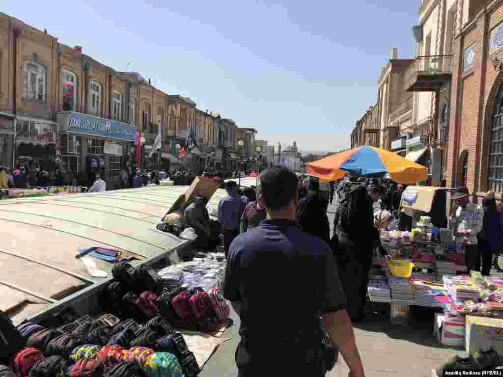 “Örtülü bazar”ın açıq hissəsi, ən ucuz mallar burda satılır.
