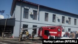 Пожарные у мебельного цеха по улице Ратушного, где произошел пожар. Алматы, 17 сентября 2019 года.