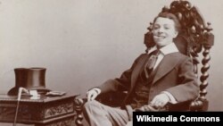 Фатаграфія брытанскай акторкі Вэсты Тылі, пераапранутай мужчынам (канец 19 стагодзьдзя). 