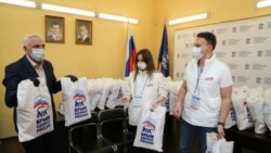 Владимир Ясинский передает продуктовые наборы в волонтерский центр «Единой России», 23 апреля 2020 года
