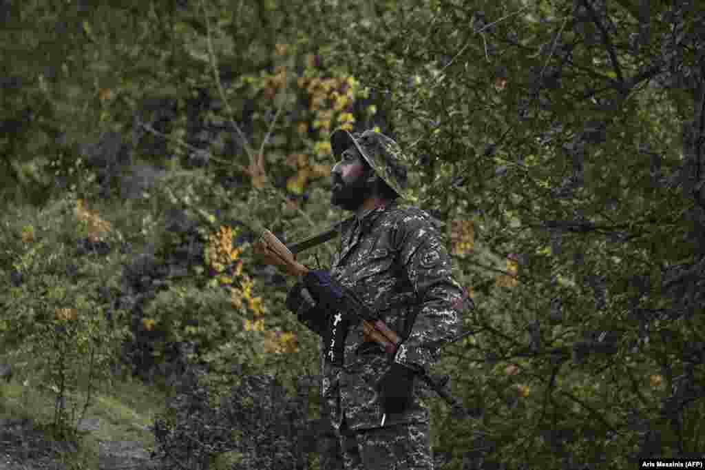 Озброєний боєць-доброволець стоїть напоготові, 23 жовтня. На зброї білою фарбою намальований християнський хрест і літери вірменської абетки ՀՅԴ, що означають &laquo;Вірменська революційна федерація&raquo; (ВРФ), відома також як &laquo;Дашнакцутюн&raquo;. ВРФ &ndash; ліва націоналістична політична партія, яка була сформована в Османській імперії в 1890-х роках з метою &laquo;захисту вірменських сіл від масових убивств, які були широко поширені в деяких населених вірменами районах імперії&raquo;. І в сучасній Вірменії, і в самопроголошеній владі Нагірного Карабаху вона перебуває на узбіччі політичного життя. &nbsp; &nbsp;